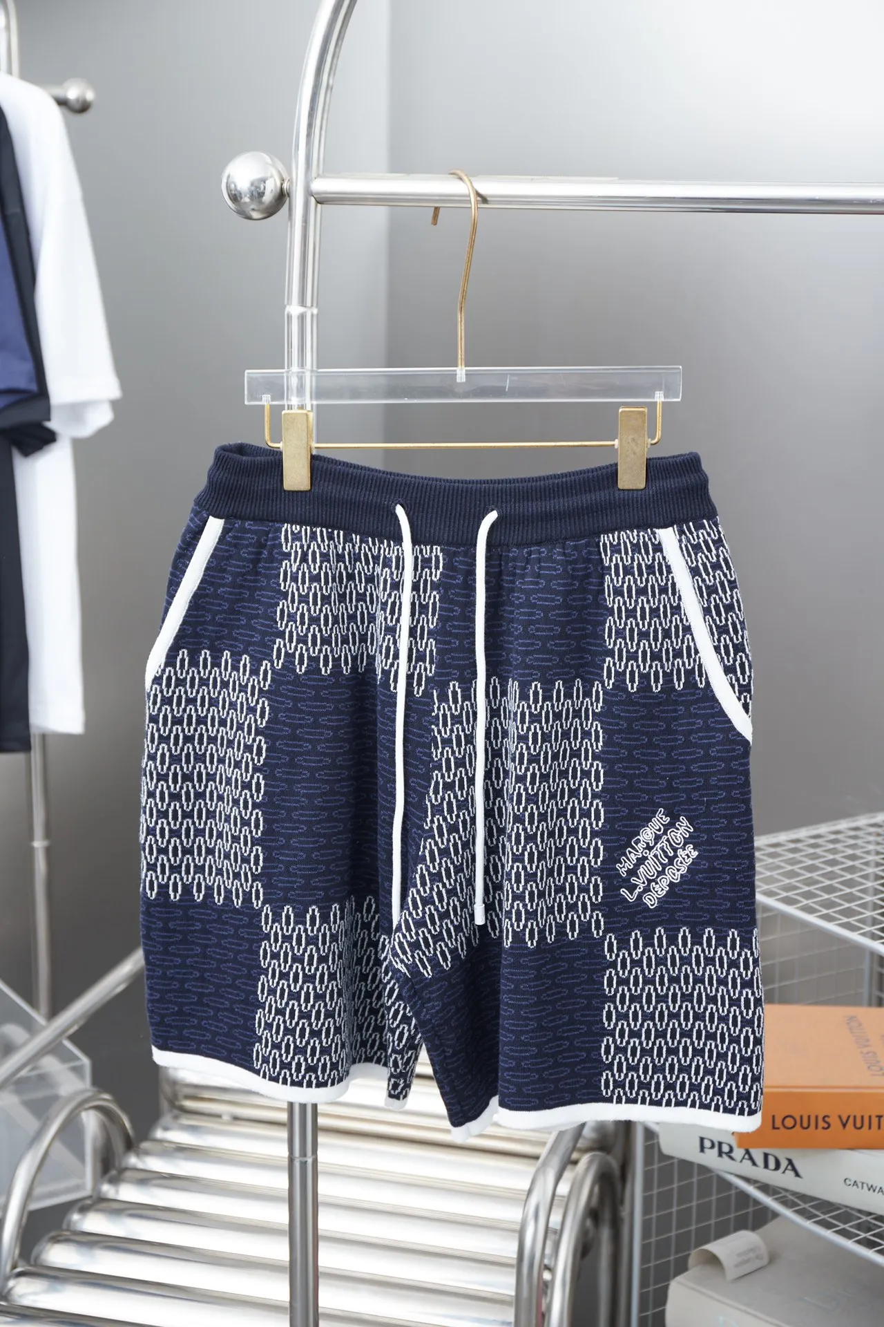 🅿️230 LV Louis 25ss new checkerboard mercerized cotton knitted shorts for spring and summer. Light luxury. A must-have item for men and women for daily commuting. Correct version. Comparisons are welcome. Detailed features · Made of high-viscosity cotton wool, with high count cotton added, it is dry and avoids stuffiness. · Made of jacquard machine imported from Germany, woven with Lv Monogram plaid intarsia, and paired with knitting of the same style and color to present a unique three-dimensional texture. Customized hardware pendant➕rope·Double-needle cross-stitching process·Original main mark, washed tag, branded moisture-proof paper packaging Color: Blue Size: S/M/L/XL